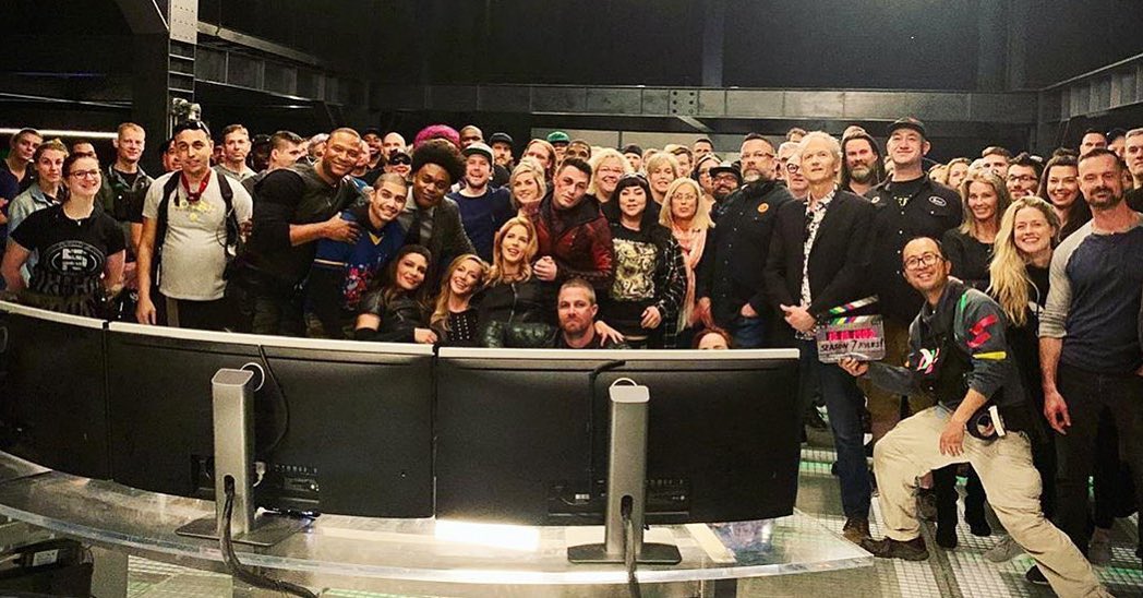 Elenco de Arrow se despede da série com homenagens (FOTOS)