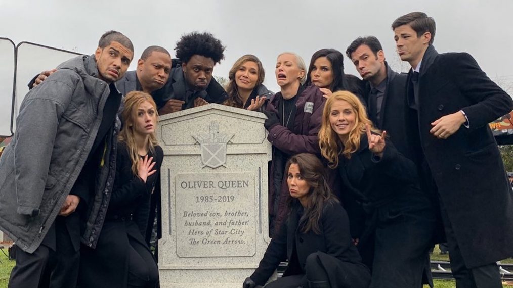 Elenco de Arrow se despede da série com homenagens (FOTOS)