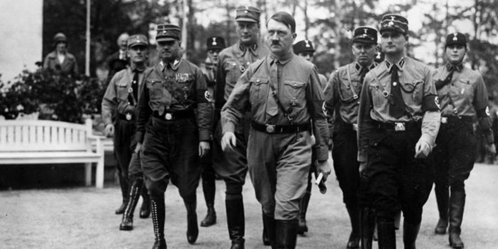 Hitler caminhando até Reichstag para sua posse como chanceler. (Fonte: General Photographic Agency/Getty Images/Reprodução)