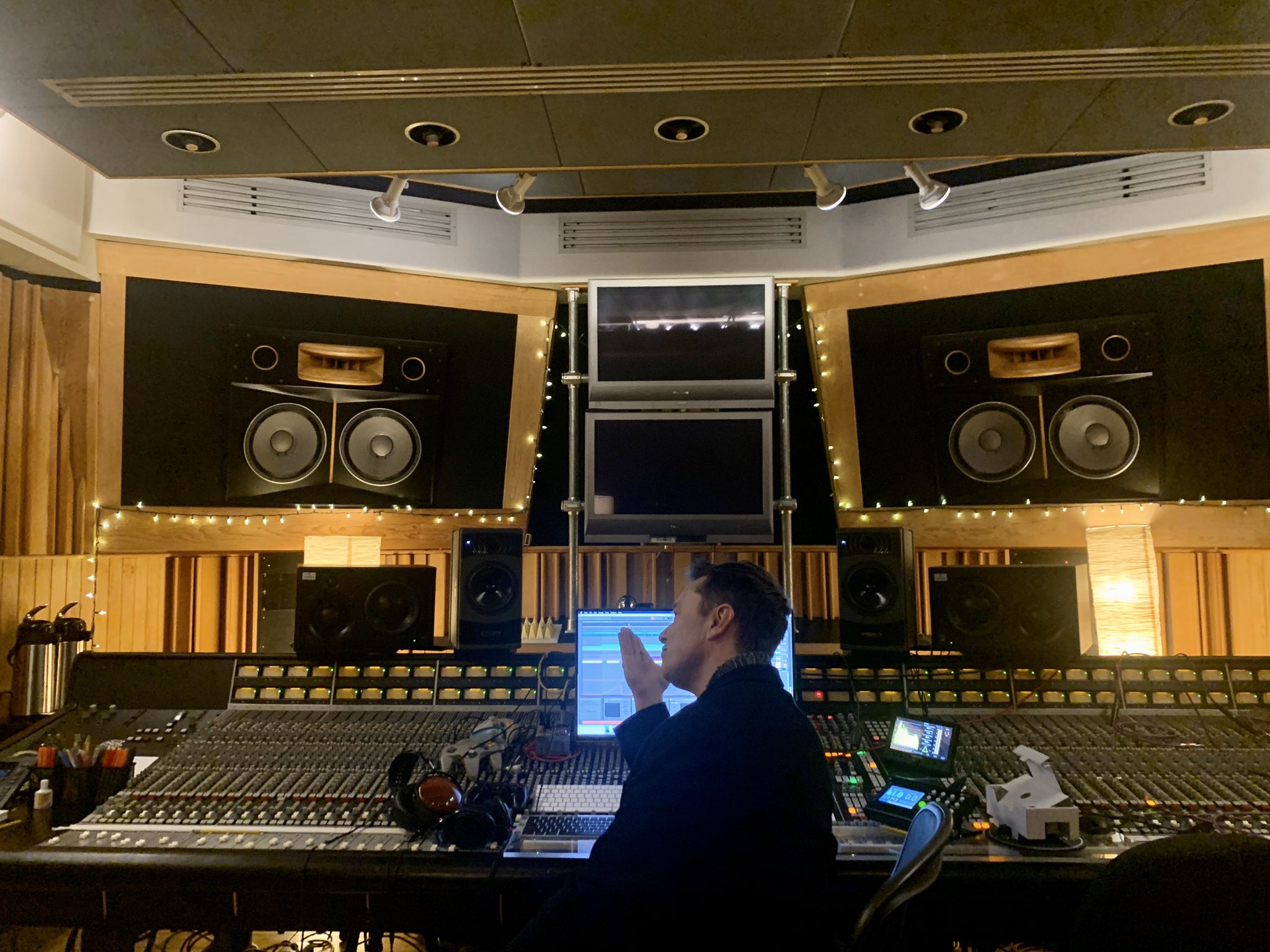 Musk viraliza com nova música nas redes sociais