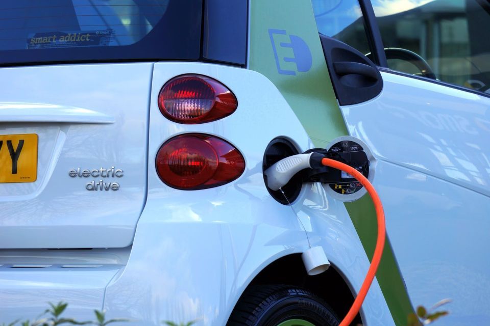Carros elétricos dominam quase metade do mercado na Noruega