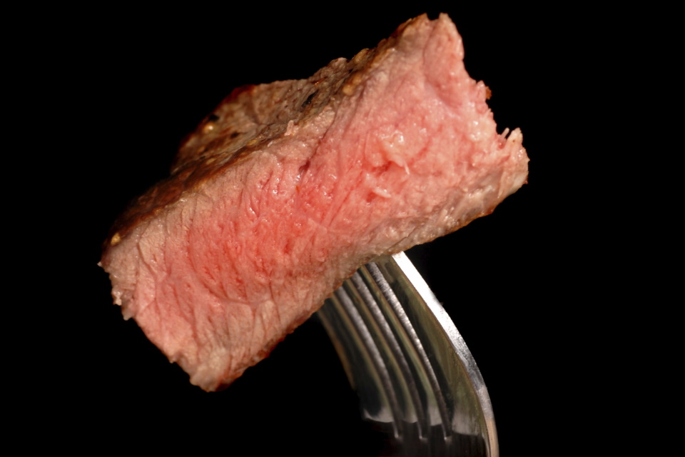 Vilã na mesa: consumo de carne é associado a maior índice de mortalidade