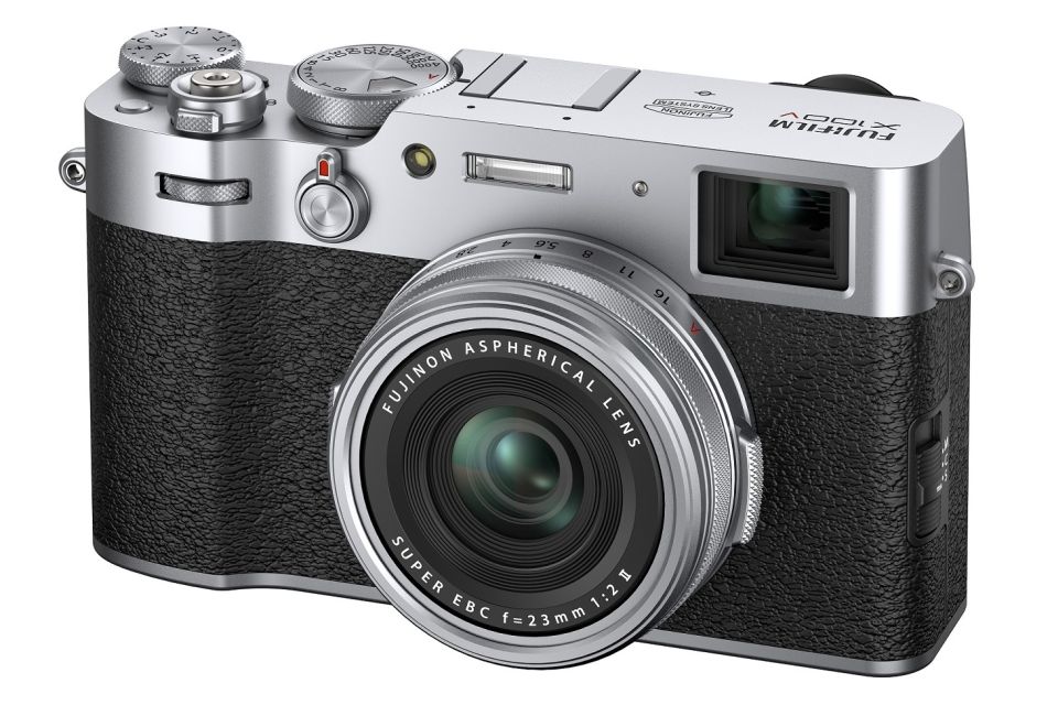 Fujifilm lança câmera X100V com tela inclinável e design retrô