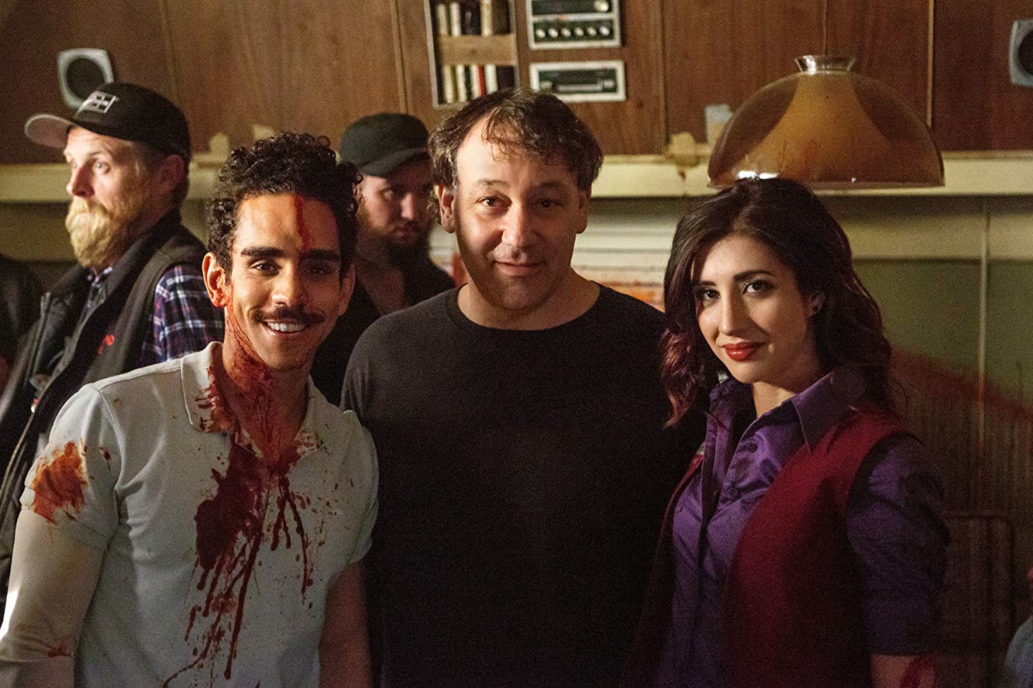 Sam Raimi, Ray Santiago e Dana DeLorenzo nos bastidores de 'Ash vs Evil Dead' (Fonte: IMDb/Reprodução)