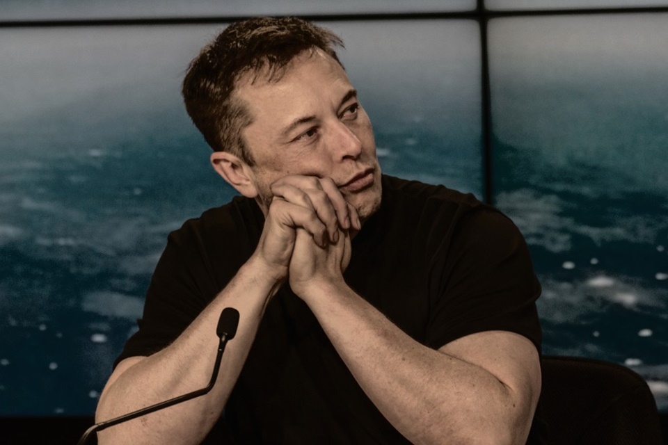 Imagem de: Elon Musk detona WhatsApp e diz que app 'vem com um hack grátis'
