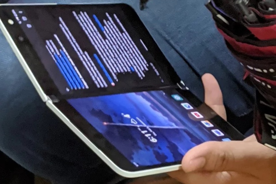 Surface Duo é flagrado em metrô no Canadá