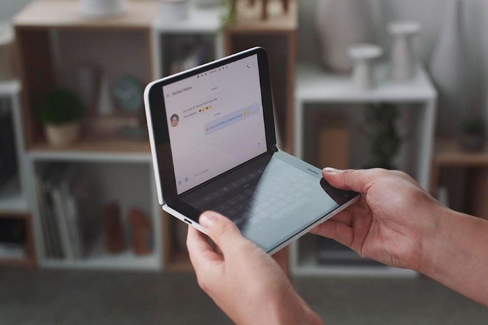 Vídeo do Surface Duo sendo usado em público vaza na internet