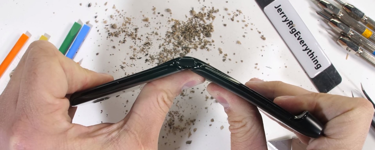 Imagem de: Motorola contesta teste de resistência do Razr: “não simula uso real”