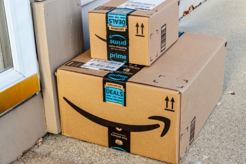 Pacote da Amazon prende mulher dentro da própria casa