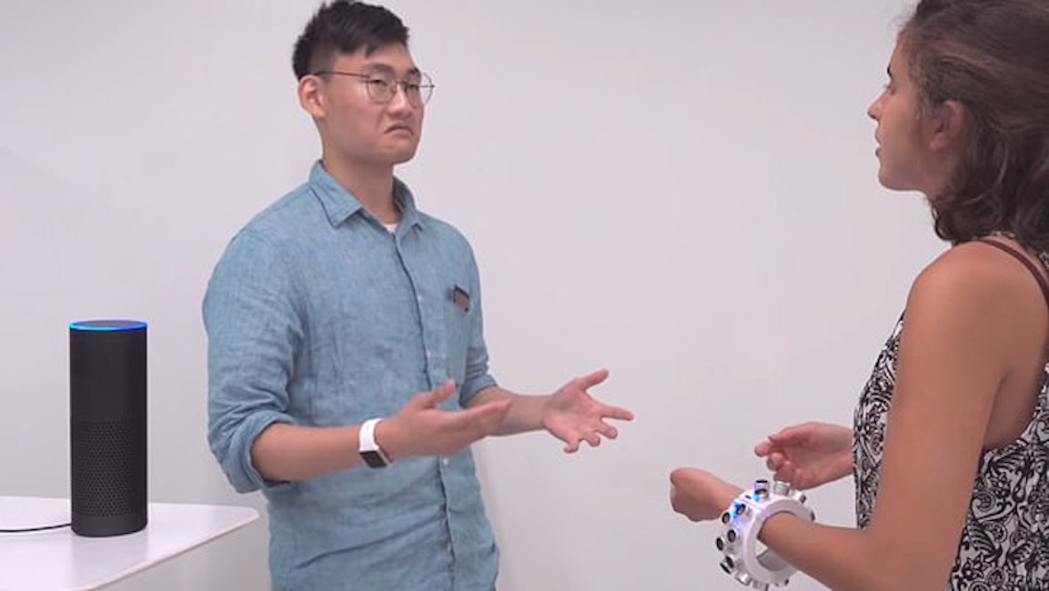 Bracelete ultrassônico bloqueia microfone de Alexa e Siri