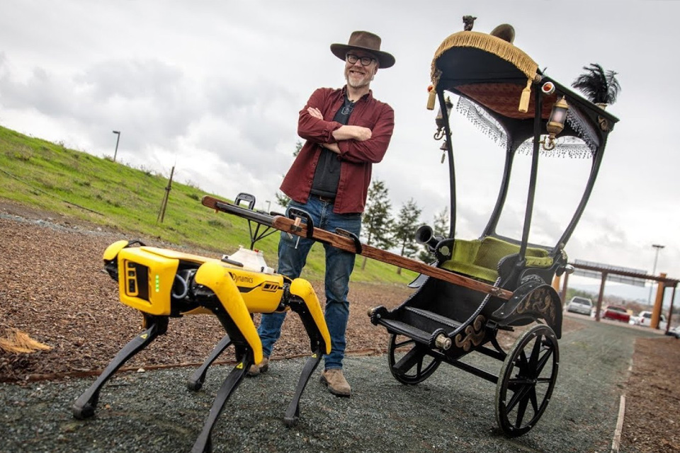 Cachorro-robô da Boston Dynamics puxa Adam Savage em riquixá