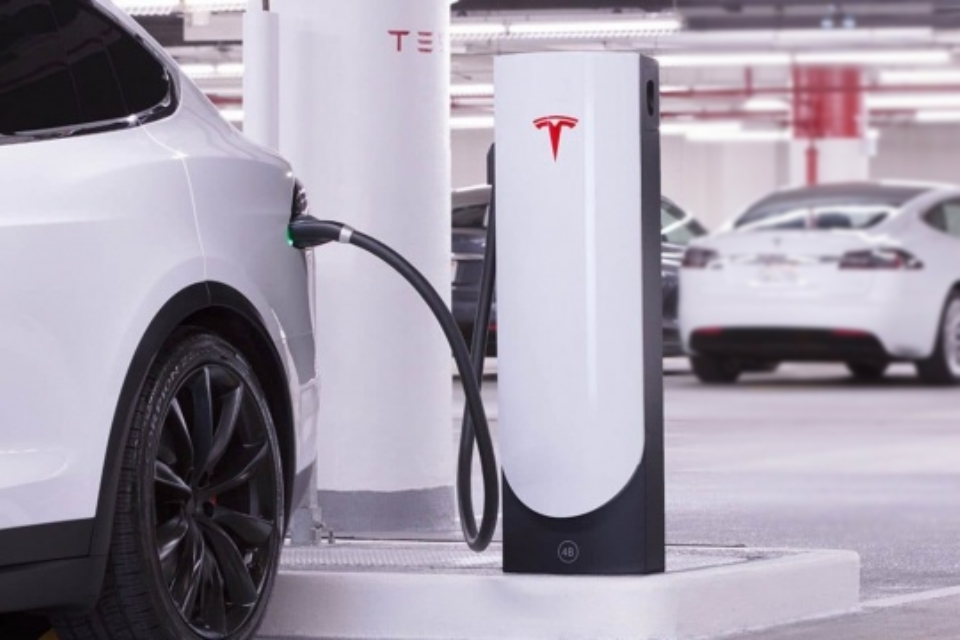 Donos de carros elétricos temem falta de carregadores no futuro