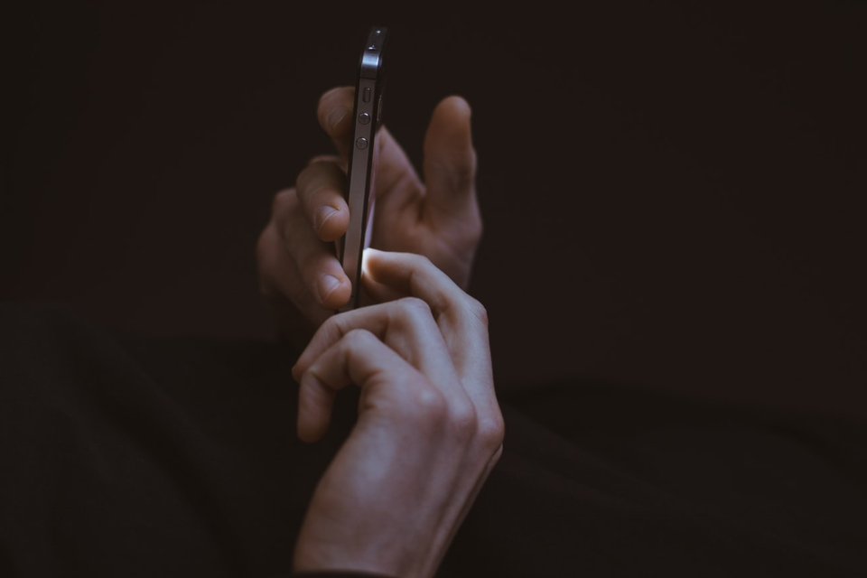 Saiba por que não utilizar o celular ao acordar