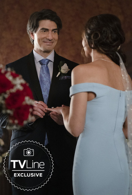 Legends of Tomorrow: fotos mostram casamento em próximo episódio
