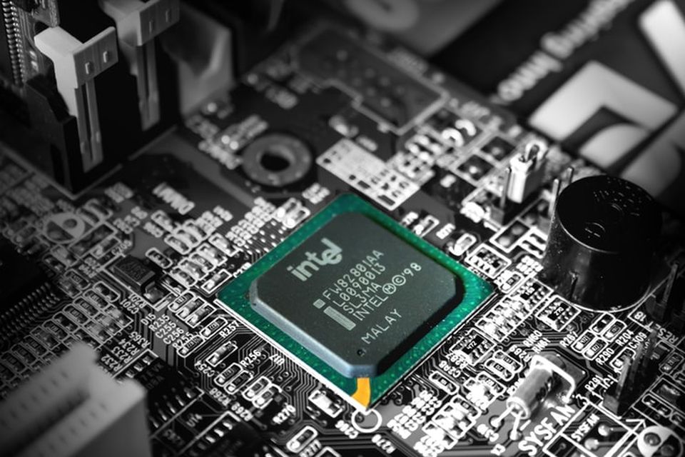 Chips Intel mais recentes têm falha de segurança incorrigível