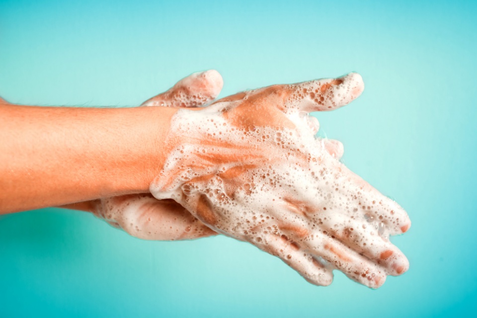 Aprenda a lavar as mãos com sua música favorita