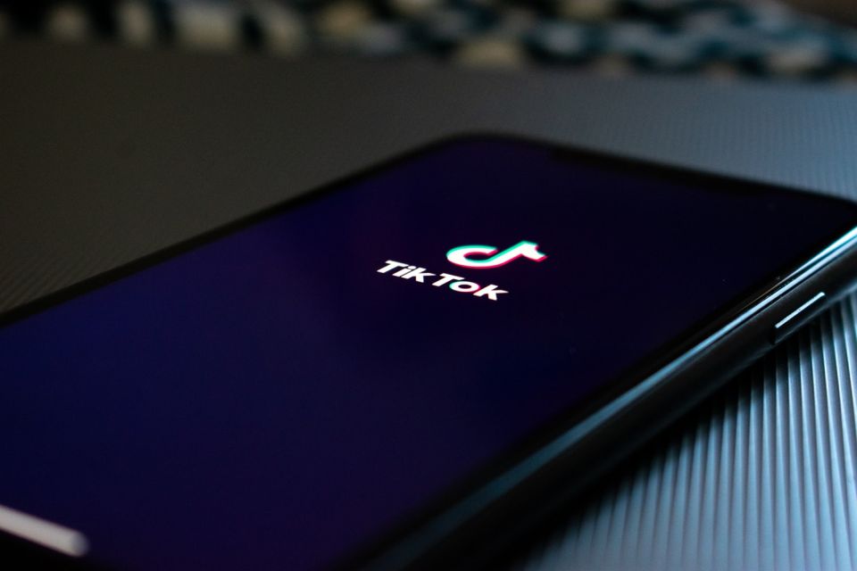 TikTok é acusado de censurar vídeos de usuários 'feios e pobres'