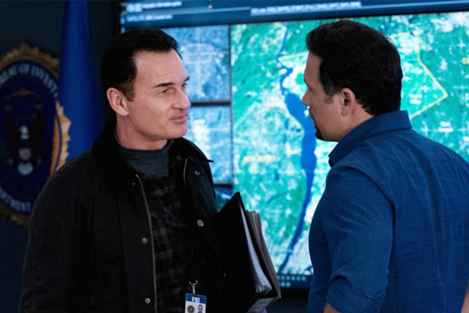 Os personagens Jess LaCroix e Jubal Valentine em cena do crossover