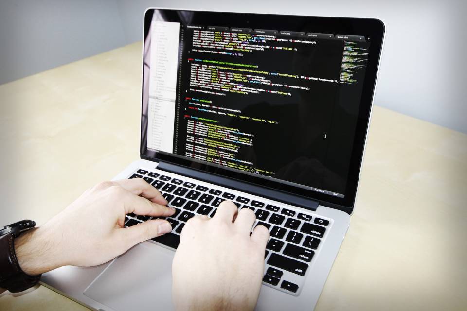 Plataforma libera cursos gratuitos de programação e tecnologia
