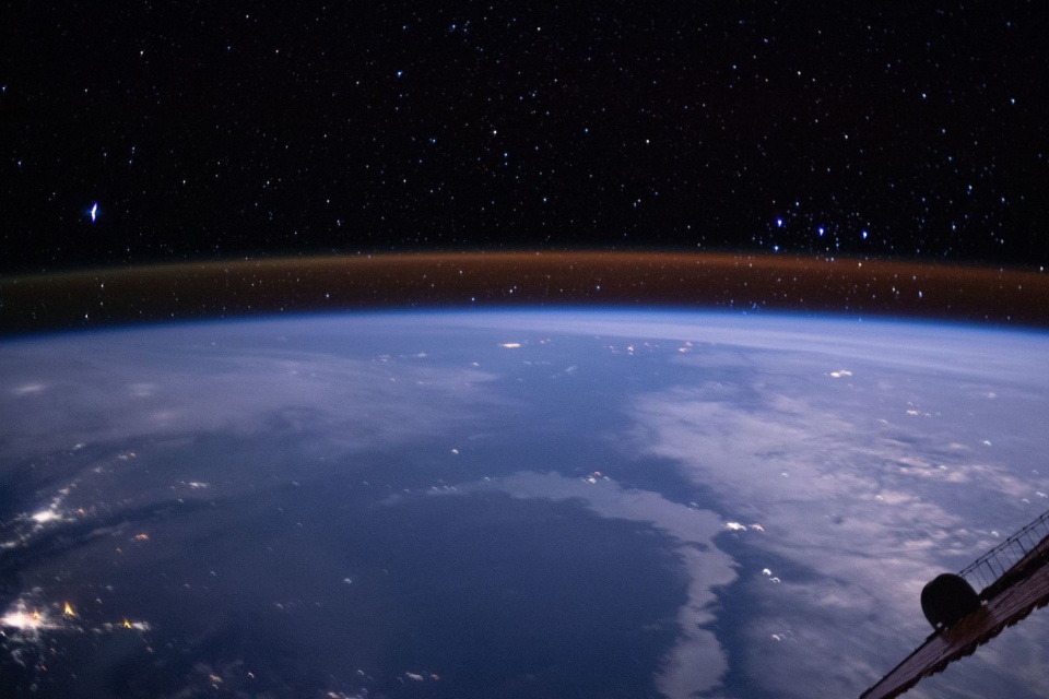 Atmosfera da Terra brilha em foto registrada da Estação Espacial