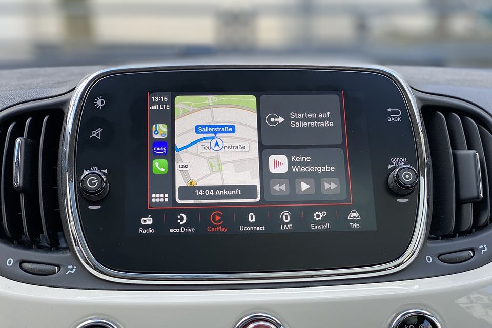 Android Auto e Apple CarPlay podem reduzir reações de motoristas