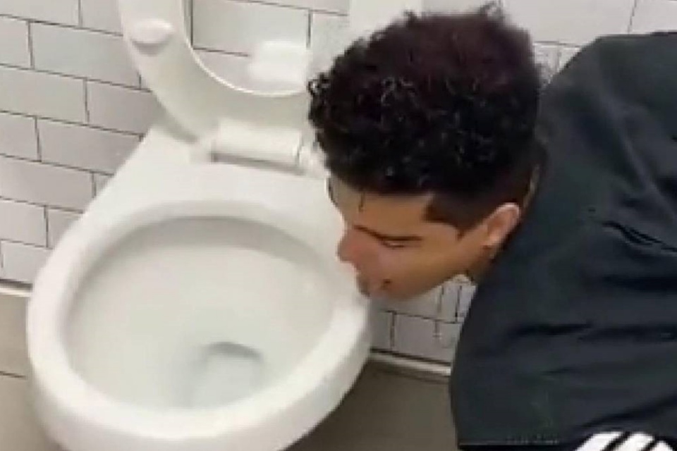 Influenciador é diagnosticado com covid-19 após lamber vaso sanitário