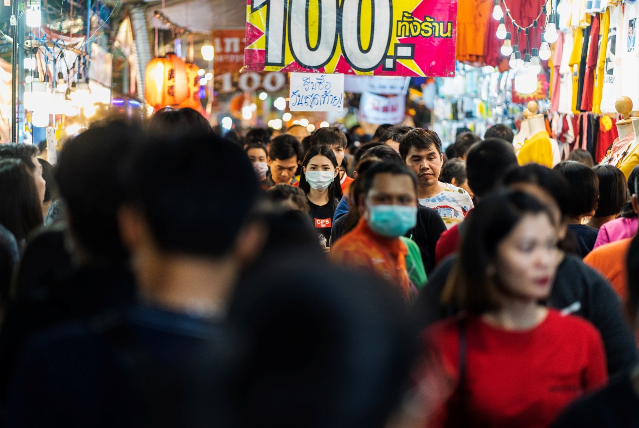 Aglomeração de pessoas na Thailândia. (Fonte: Unsplash/Robert Norton/Reprodução)