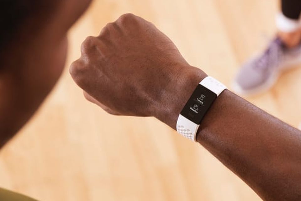 Fitbit Charge 4 é lançada com GPS, NFC e suporte ao Spotify