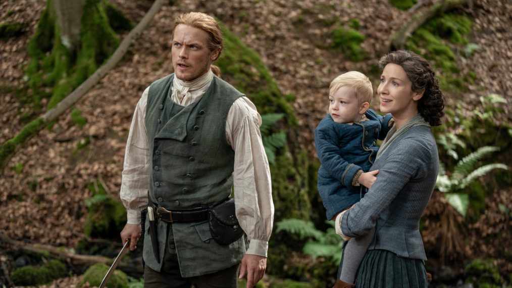 Jamie assume uma postura protetora na frente de Claire e Jemmy. (Starz/Divulgação)