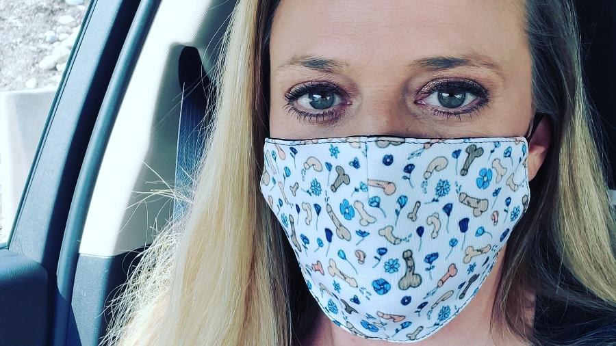 Máscara com desenhos de pênis é sucesso contra o coronavírus