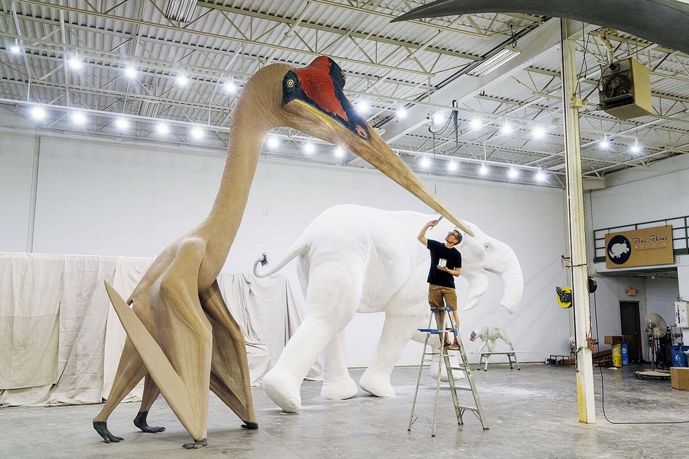 Modelo de um Quetzalcoatlus northropi é pintado antes de ser entregue a um museu no Kuwait.