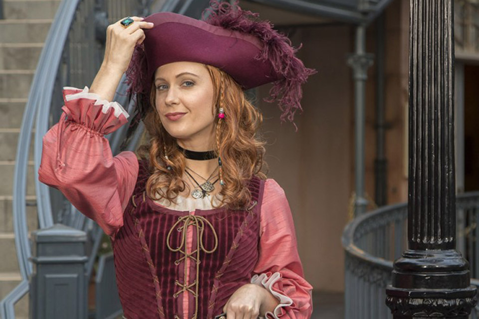 Redd, uma das principais personagens de Piratas do Caribe no parque na Disney