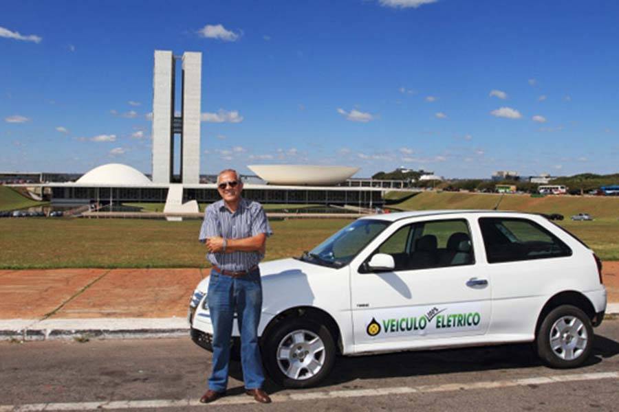 Elifas Gurgel ao lado do seu exclusivo Gol elétrico.