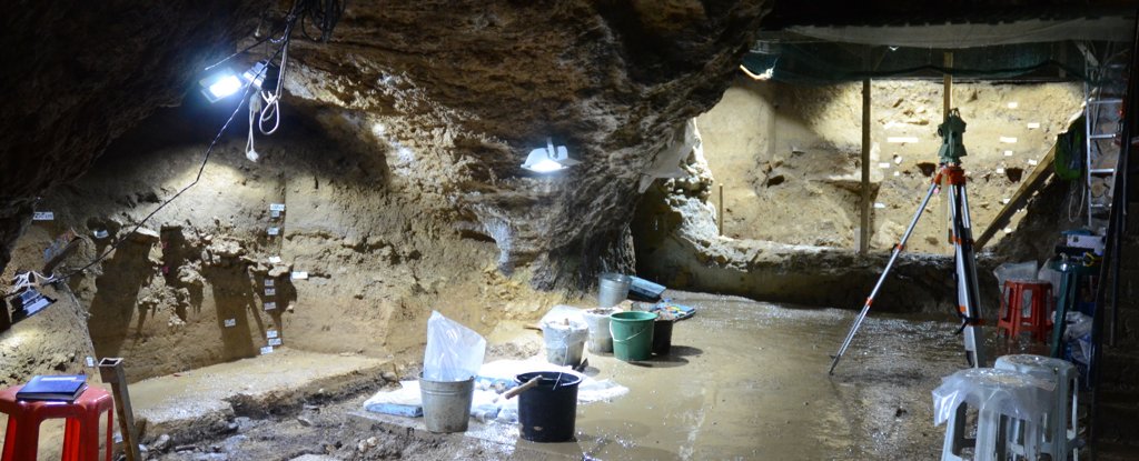 Interior da caverna Bacho Kiro