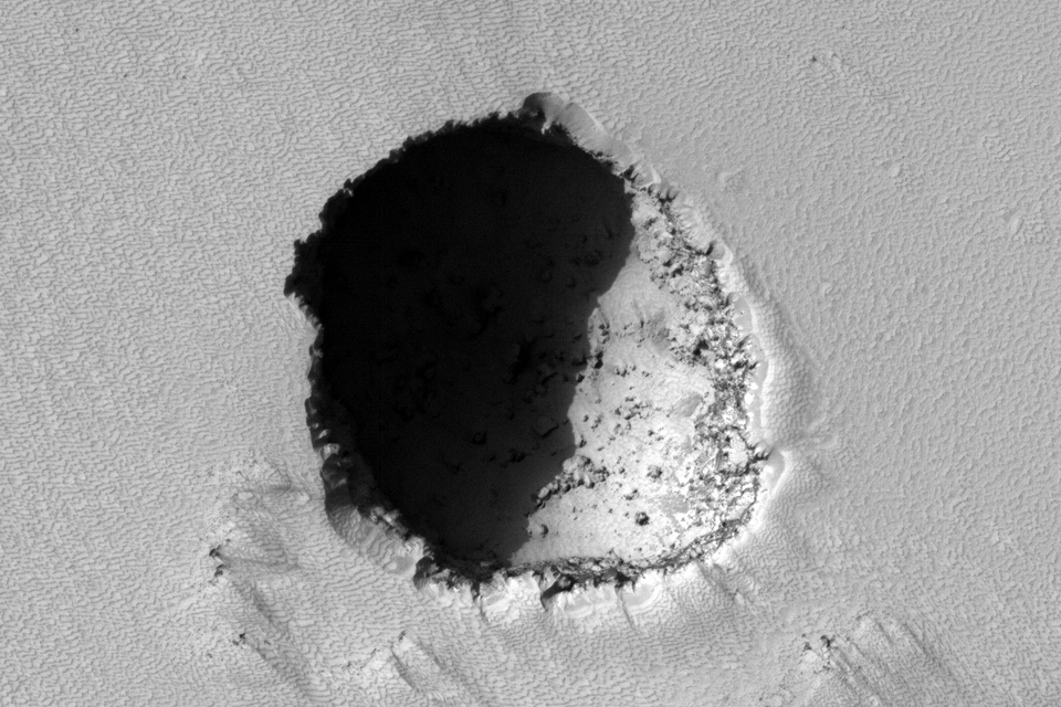 Um tubo de lava na encosta do Pavonis Mons, na região de Tharsis, em Marte.