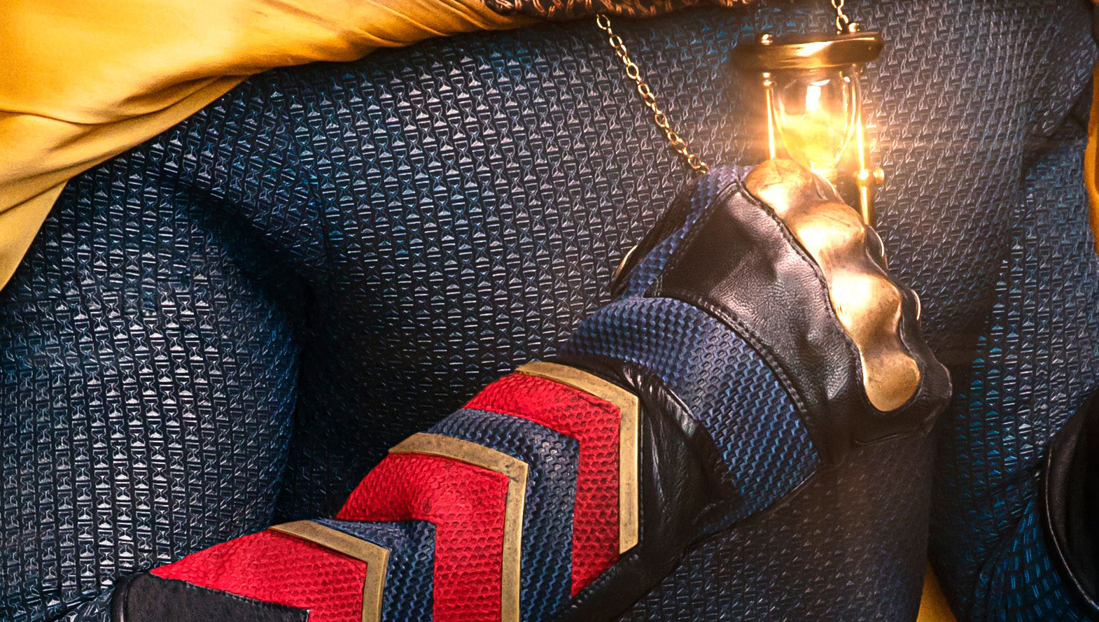 Detalhes das ampulhetas no uniforme do Homem-Hora.