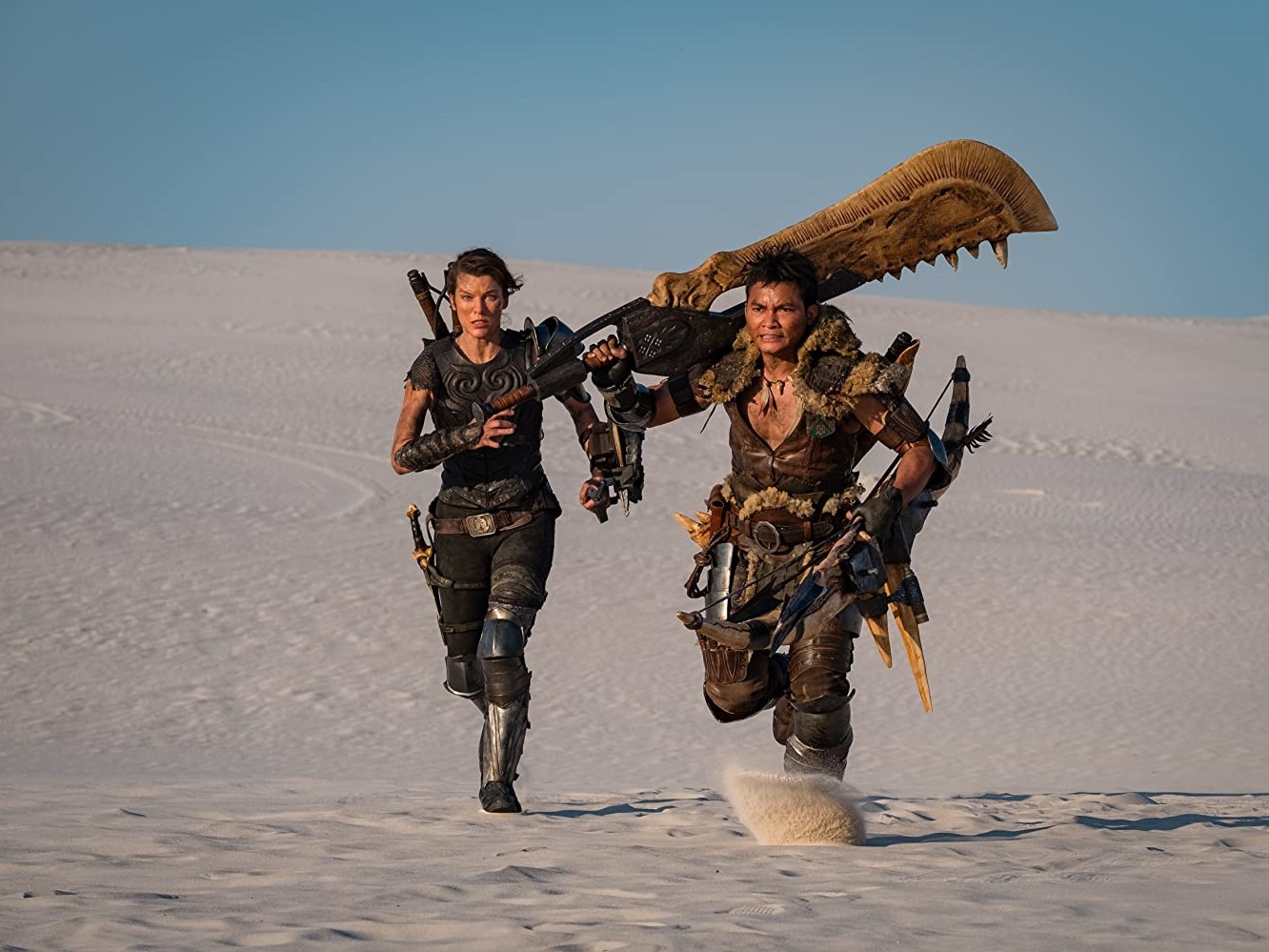 Milla (à esquerda) e Tony Jaa nos papéis de Artemis e The Hunter. (Fonte: Sony Pictures/Divulgação)