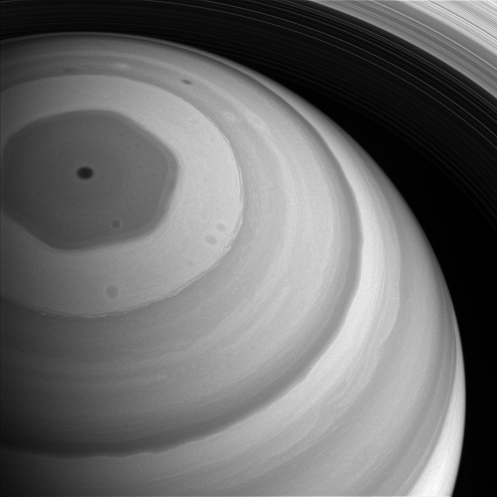Imagem do Hexágono de Saturno, iluminado pelo Sol, feito pela sonda Cassini em dezembro de 2016.