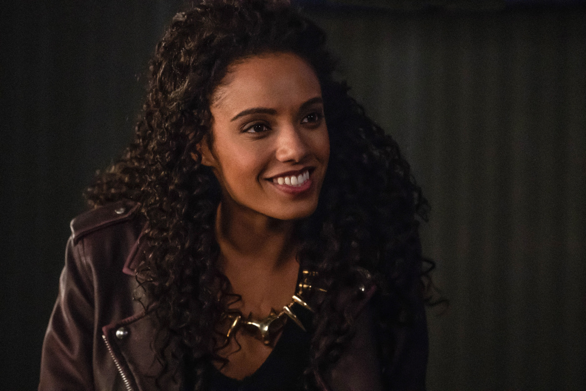 Maisie Richardson-Sellers, que interpreta a Charlie, não voltará para a 6ª temporada. (Fonte: The CW/Reprodução)