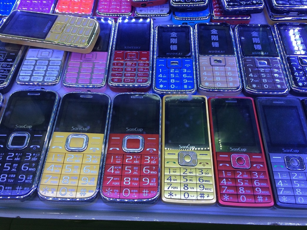 Nos anos 2000, o Brasil recebeu diversos clones de celulares feitos na China.