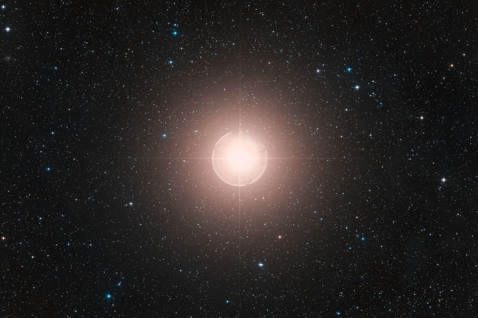 Betelgeuse: redução de brilho da estrela ganha explicação