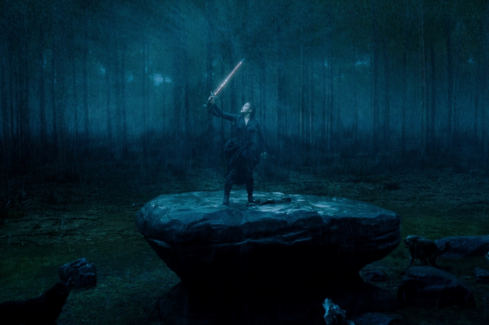 Cursed: Katherine Langford revive lenda do rei Arthur em trailer da série