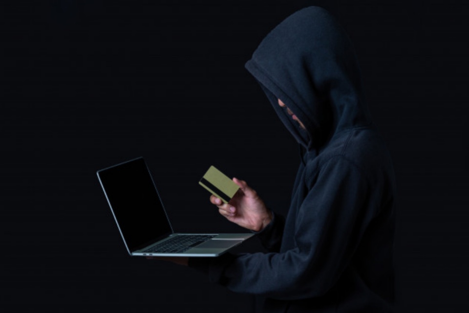 Polícia realiza operação contra suspeitos de golpes online em SP
