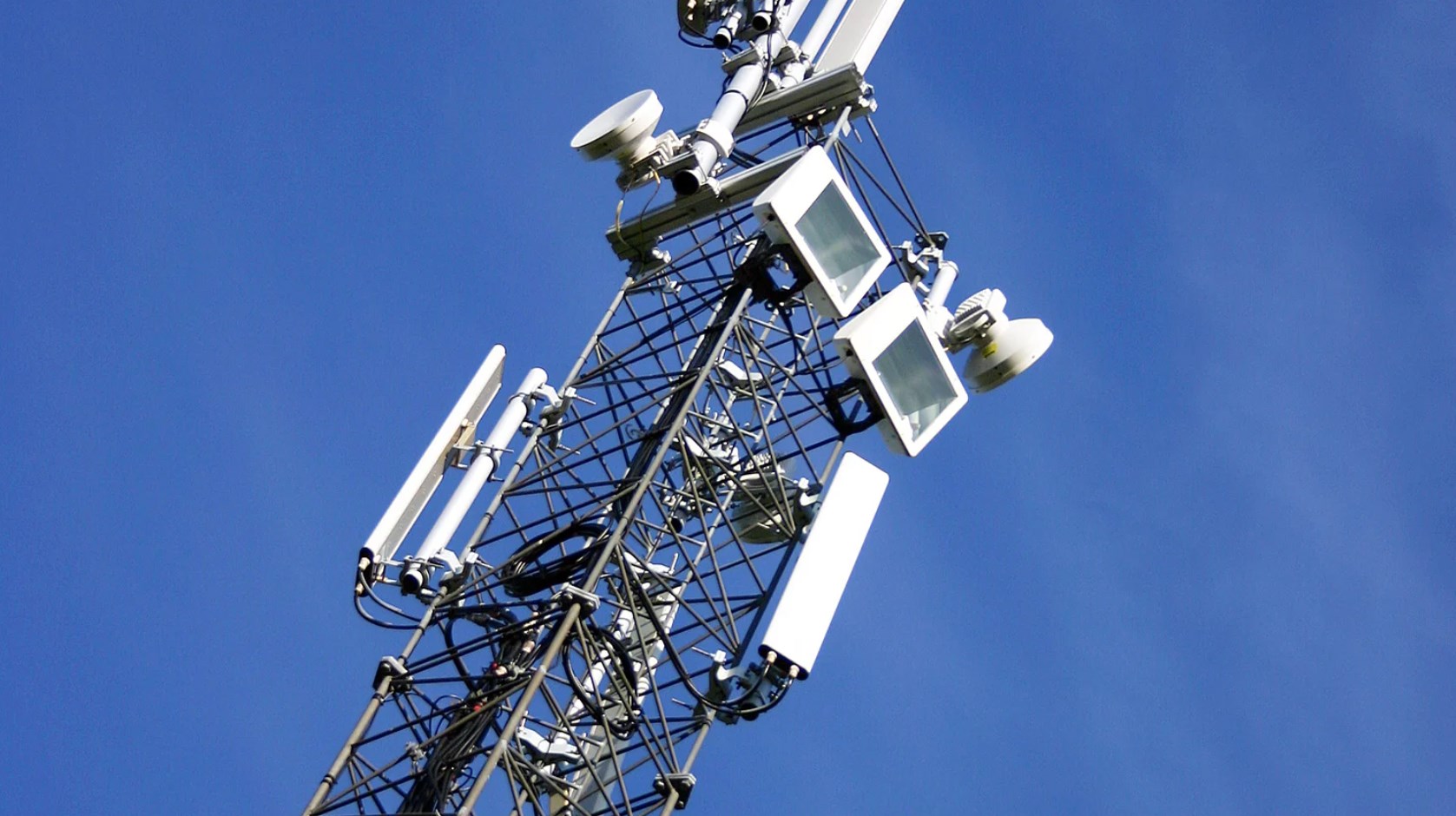 Brasil alcança 100 mil antenas de celular, mas precisamos de mais