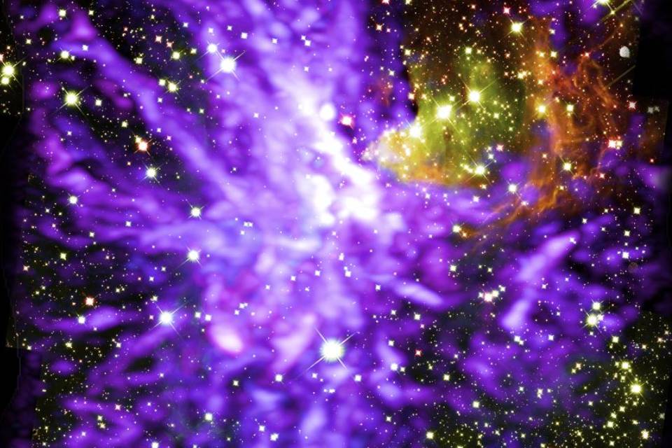 Aglomerado de estrelas-bebê ilumina imagens capturadas por telescópios
