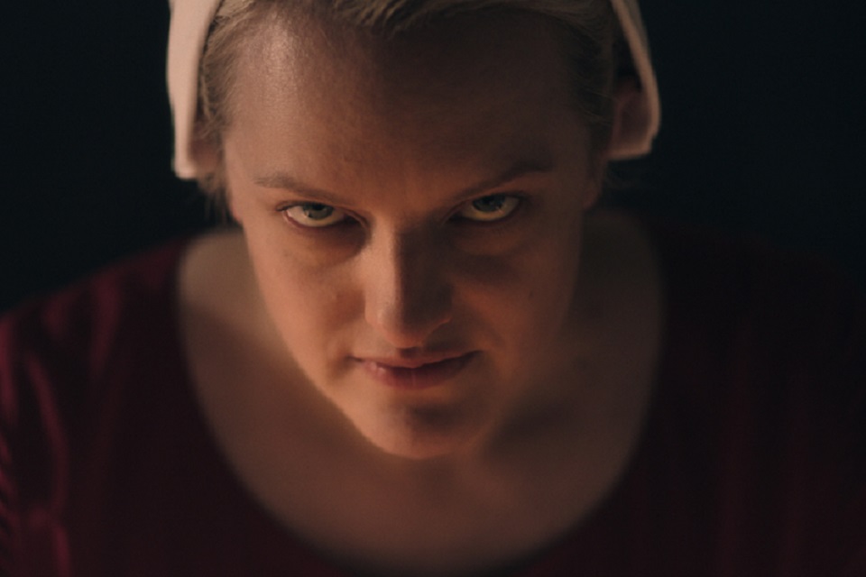 Elizabeth Moss como Offred em The Handmaid's Tale, do Hulu. (Reprodução)