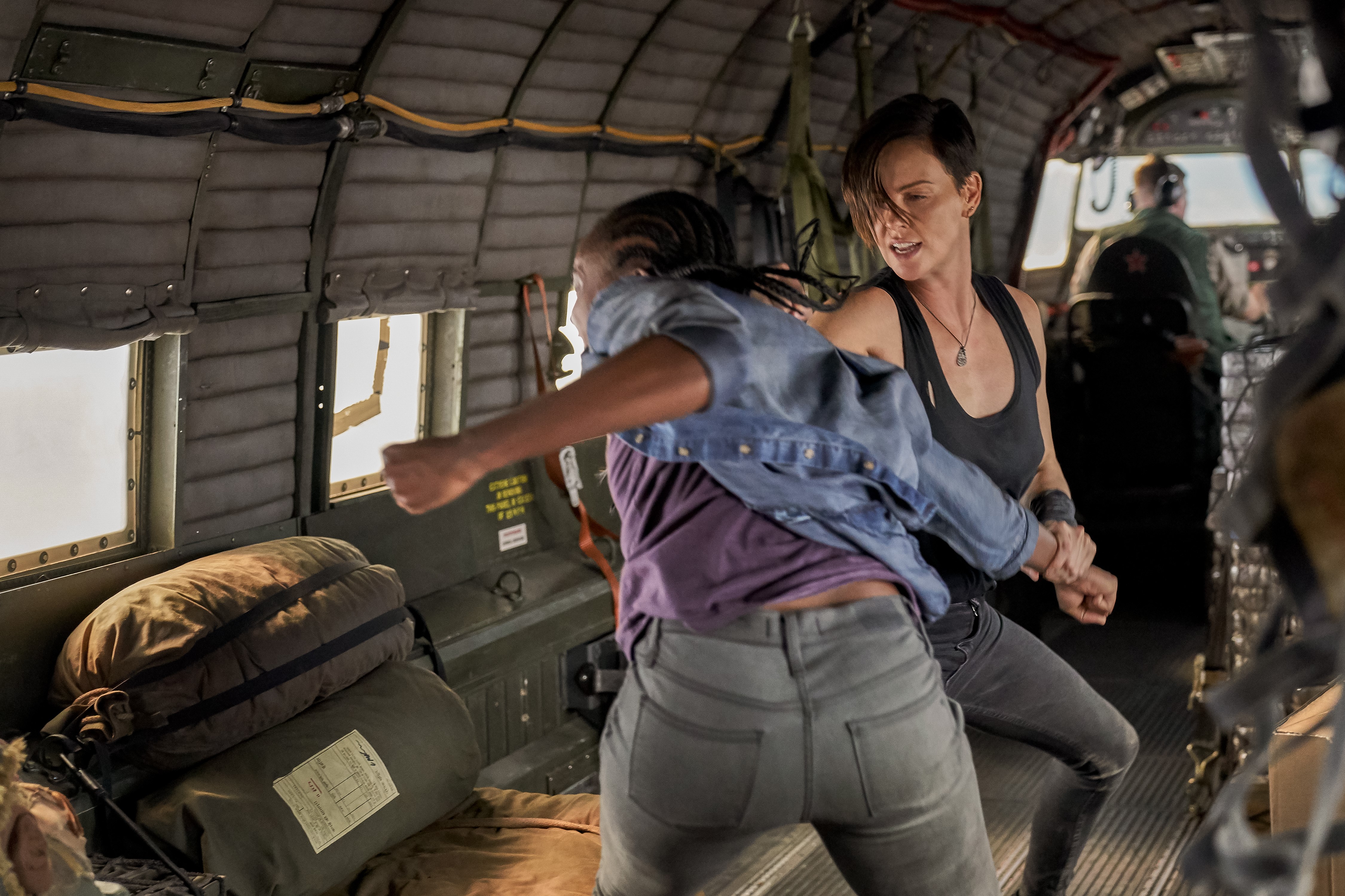 Charlize Theron enfrenta a novata Kiki Lane