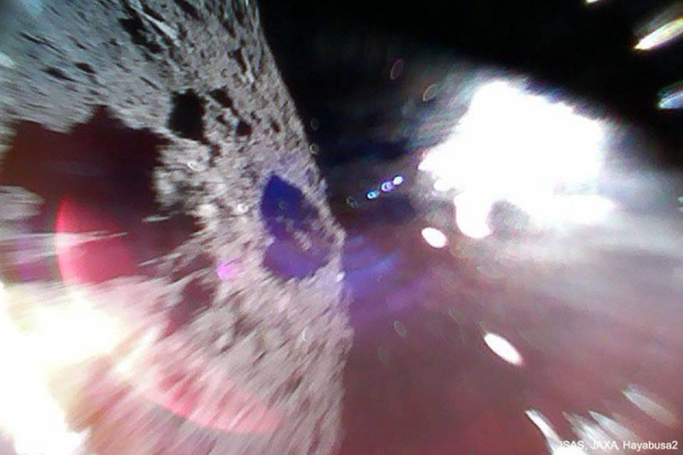 Cápsula japonesa contendo pedaços de asteroide tem data para chegar