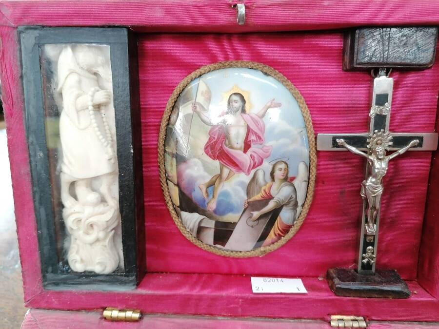 O interior da caixa de caçador de vampiros. (Fonte: Hansons Auctioneers)