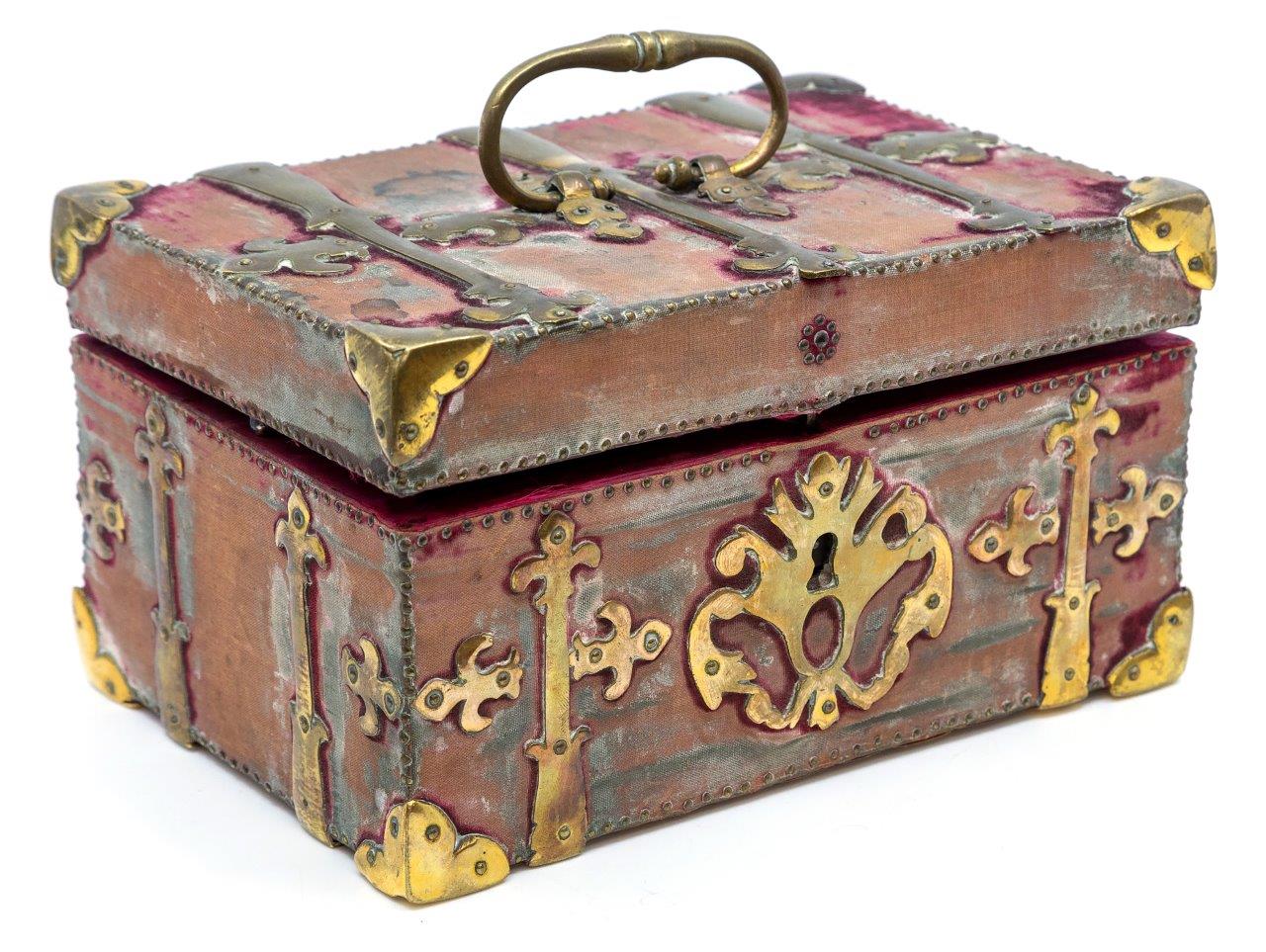 A caixa possui detalhes entalhados. (Fonte: Hansons Auctioneers)